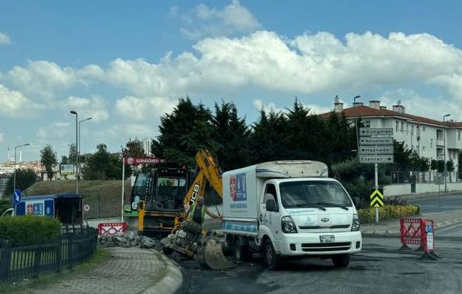 Yol bakım ekibi boruyu patladı! Su metrelerce yükseğe fışkırdı 1